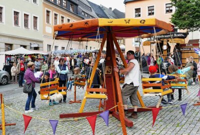 Wolkensteiner Burgfest begeistert tausende Besucher - Am Donnerstag waren auch auf dem Markt viele Stände aufgebaut. Foto: Andreas Bauer