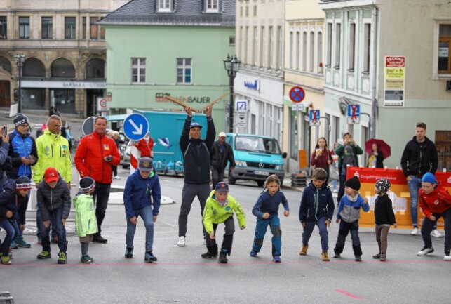 Wolkensteiner Straße wird zur Rollski-Strecke - Der ehemalige Weltklasse-Biathlet Erik Lesser startete das Kids-Rennen. Foto: Thomas Fritzsch/PhotoERZ