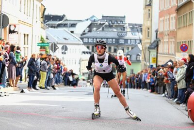 Wolkensteiner Straße wird zur Rollski-Strecke - Anne Buchmann vom SV Neudorf holte Bronze in der AK U18: Foto: Thomas Fritzsch/PhotoERZ
