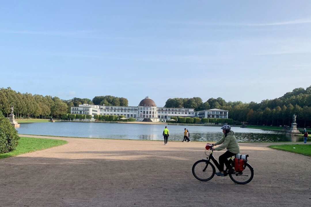Worpswede-Runde: Durch die Weite zum Weltdorf - Vorbei geht es auch an Bremens Hollersee. Im Hintergrund das "Parkhotel Bremen".