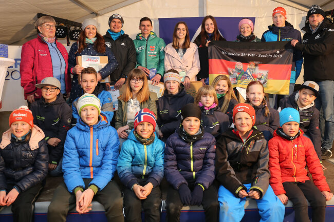 WSC Erzgebirge Oberwiesenthal lud in die Skiarena ein - Auch der Nachwuchs des Wintersportclubs tummelten sich am Freitagabend im Festzelt.