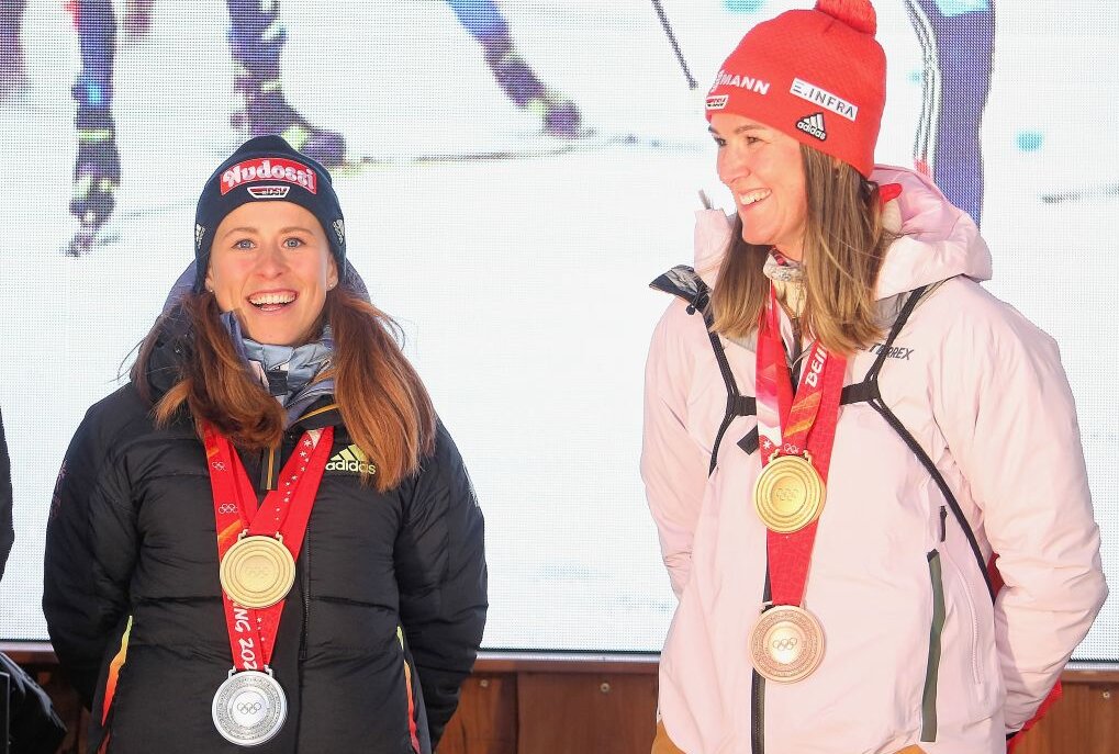 WSC-Sportlerinnen und -Sportler wurden geehrt - Katharina Hennig (li.) wurde DSV-Sportlerin des Jahres und erhielt, ebenso wie die Biathletin Denise Herrmann, den Goldenen Ski. Foto: Fritzsch