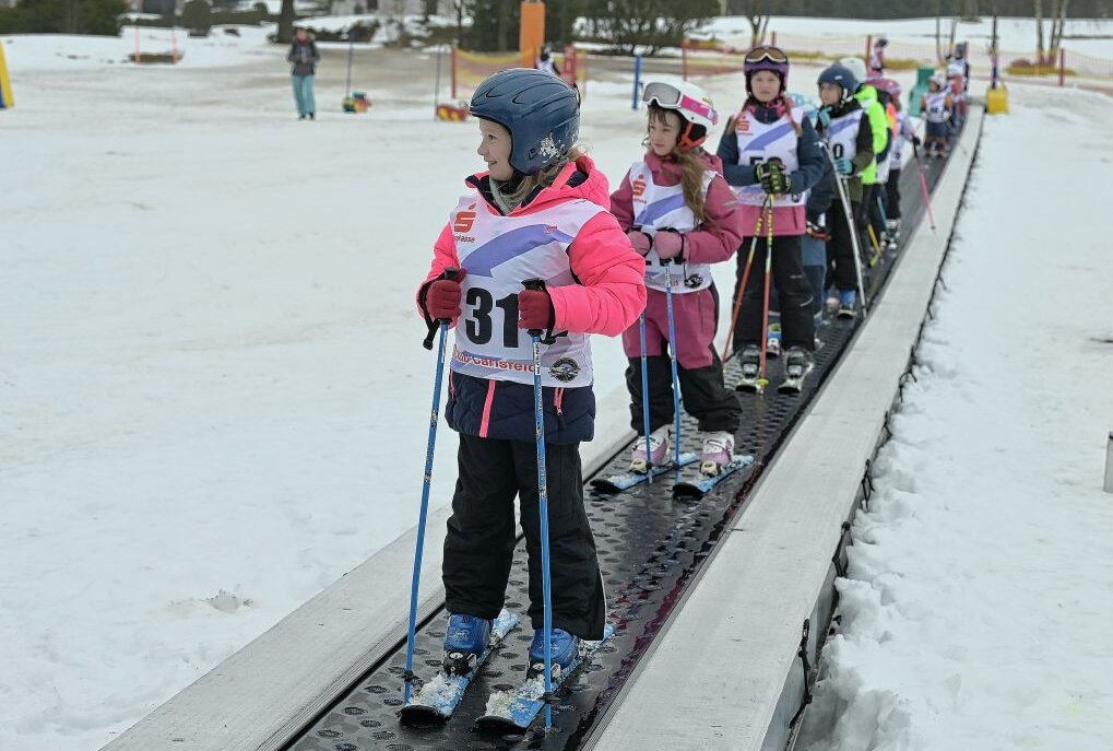Wurzelcup ist erneut in Carlsfeld ausgetragen worden - Die Slalom-Kinderolympiade "Wurzelcup" in Carlsfeld ist immer ein Highlight - auch am Freitag haben die Mädchen und Jungen gewetteifert. Foto: Ralf Wendland