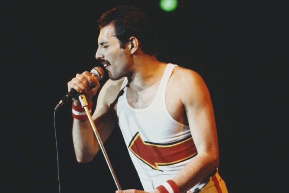 XXL-Auktion: Freddie Mercurys Privatsammlung wird versteigert - Mehr als 30 Jahre nach dem Tod des Queen-Sängers Freddie Mercury soll seine 1.500 Stücke umfassende Privatsammlung versteigert werden.