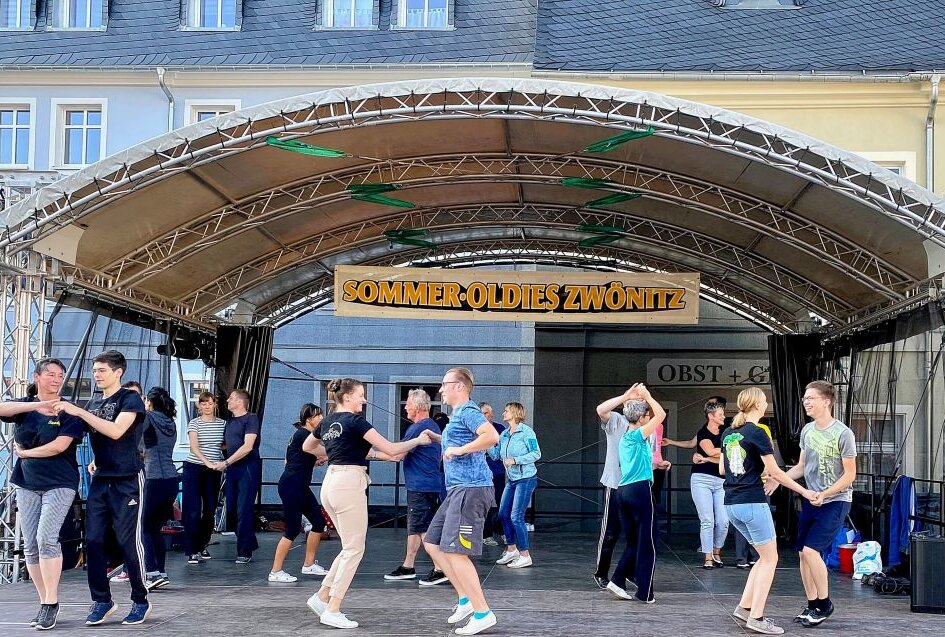 Bereits gestern haben die Yellow Boogie Dancers in Zwönitz auf dem Markt noch einmal geprobt fürs Wochenende. Foto: Ralf Wendland