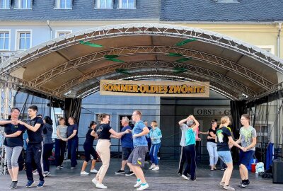 Yellow Boogie Dancers feiern das 30-jährige Vereinsbestehen - Bereits gestern haben die Yellow Boogie Dancers in Zwönitz auf dem Markt noch einmal geprobt fürs Wochenende. Foto: Ralf Wendland