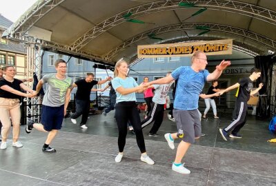 Yellow Boogie Dancers feiern das 30-jährige Vereinsbestehen - Bereits gestern haben die Yellow Boogie Dancers in Zwönitz auf dem Markt noch einmal geprobt fürs Wochenende. Foto: Ralf Wendland