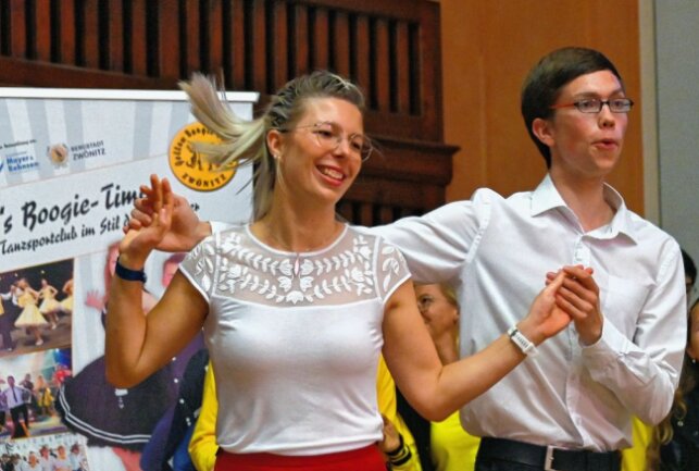 Yellow Boogie Dancers Zwönitz haben vorn mitgemischt - Michelle Hartenstein und Tobias Rudolf haben beim Silvercup in der Main-Klasse Silber geholt. Foto: Ramona Schwabe