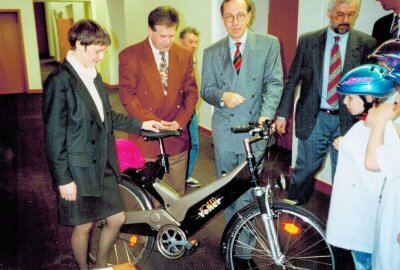 Yoker hat damals europaweit gestochen: Zschopau war Vorreiter - Eberhard Bredel (li.) brachte im April 1995 in Bonn den damaligen Verkehrsminister Matthias Wissmann (re.) dazu, seiner Innovation eine offizielle Zulassung als Fahrrad zu erteilen. Repro: Thomas Fritzsch/PhotoERZ