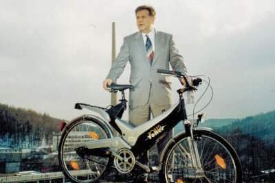 Yoker hat damals europaweit gestochen: Zschopau war Vorreiter - Eberhard Bredel posiert 1995 mit seinem Yoker auf dem MZ-Werksgelände. Repro: Thomas Fritzsch/PhotoERZ