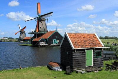 Zaandam: Wo die Windmühlen mehr als Folklore sind - Nah am Wasser gebaut: zwei historische Windmühlen am Zaan-Fluss.