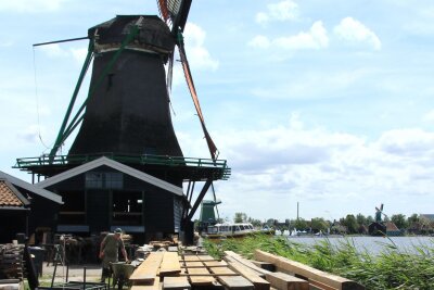 Zaandam: Wo die Windmühlen mehr als Folklore sind - Holz vor der Mühle: Eines der Windkraftwerke fungiert wie in Hollands Goldenem Zeitalter als Sägewerk.
