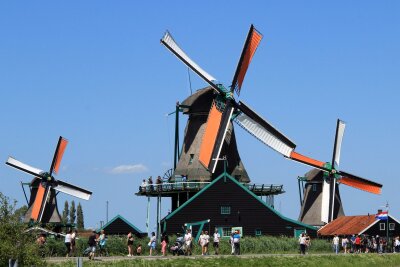 Zaandam: Wo die Windmühlen mehr als Folklore sind - Beeindruckend, wenn auch kein Geheimtipp: Zaanse Schans zählt in manchen Jahren zwei Millionen Besucher.