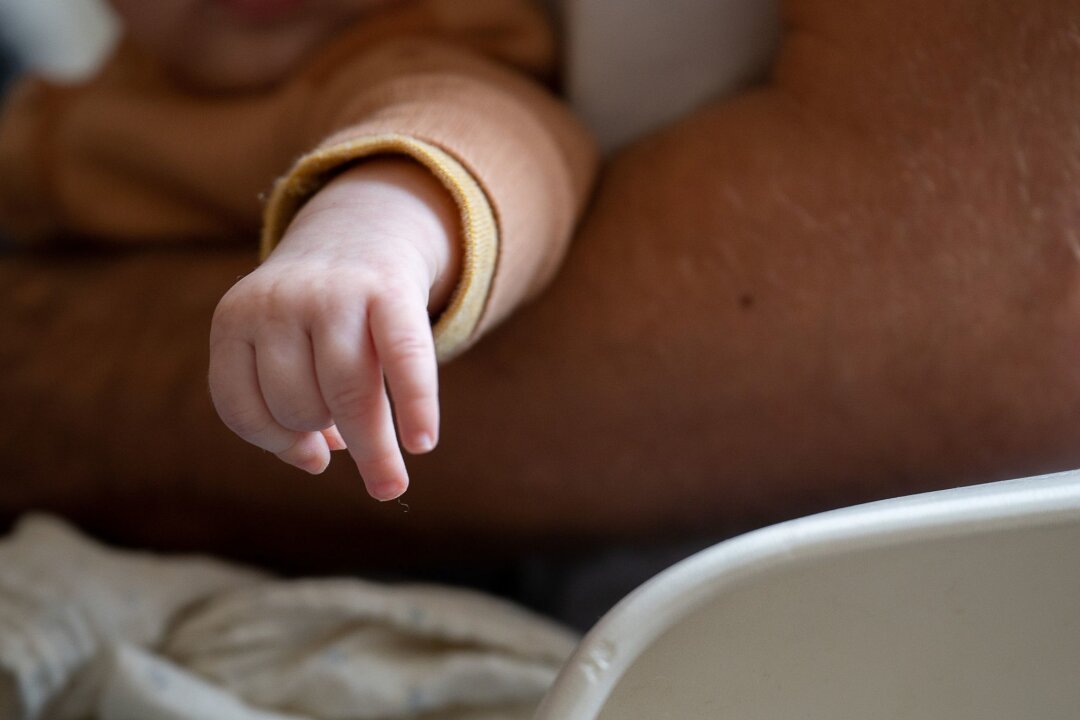 Zahl der Geburten auf niedrigstem Stand seit 2013 - Ein Vater trägt seine Tochter auf dem Arm.
