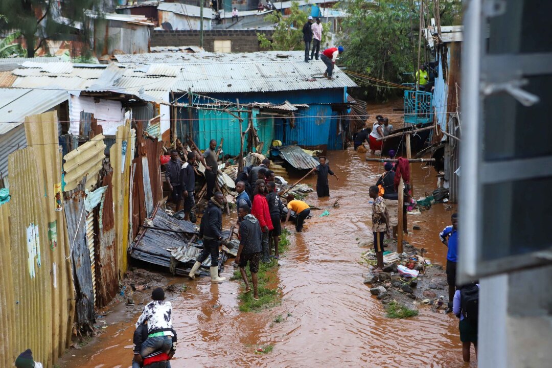 Zahl der Toten nach Fluten in Kenia steigt - Bewohner retten ihr Hab und Gut nach schweren Regenfällen in den Mathare-Slums von Nairobi.