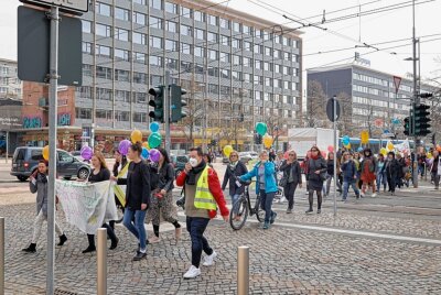Zahlreiche Erzieher und Erzieherinnen demonstrieren in Sachsen - Die Erzieher und Erzieherrinnen demonstrieren in Chemnitz. Foto: Harry Härtel