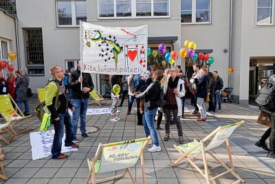 Zahlreiche Erzieher und Erzieherinnen demonstrieren in Sachsen - Die Erzieher und Erzieherrinnen demonstrieren in Chemnitz. Foto: Harry Härtel