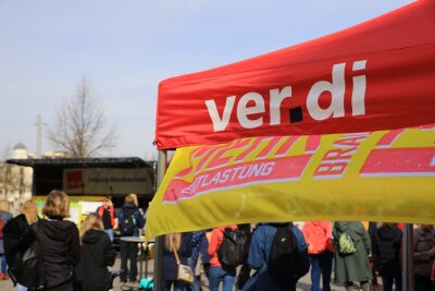Zahlreiche Erzieher und Erzieherinnen demonstrieren in Leipzig. Foto: Christian Grube