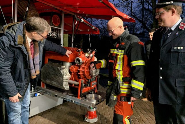 Zahlreiche Neuerungen in Obermylauer Feuerwache - Der Feuerwehr wurde ein neuer Tragkraftspritzenanhänger übergeben. Foto: Simone Zeh