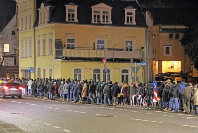Die Demonstranten machten sich entlang der Chemnitzer Straße auf den weg. Foto: Wieland Josch