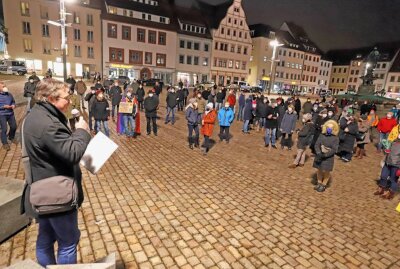 Zahlreiche Teilnehmer an Corona-Demonstration in Freiberg - Auf dem Obermarkt fand eine Kundgebung des Bündnisses "Freiberg für alle" statt, bei der für Toleranz und ein gutes Miteinander geworben wurde. Foto: Wieland Josch