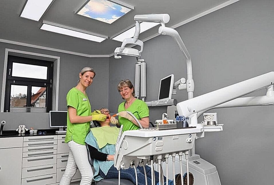 Zahnarztpraxis zieht ins "Ärztehaus zur Post" - Behandlung Ines korte und Schwester Andrea. Foto: Andrea Funke