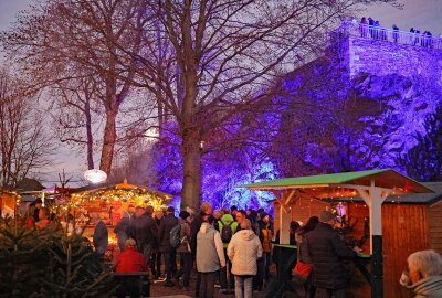 Zauberhafte Stimmung zum Falkensteiner Bornkinnelmarkt - Auch der Schlossfelsen ist in magisches Licht getaucht. Foto: Thomas Voigt