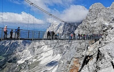ZDF-Sommerdokureihe "Gebirgswelten" startet mit den Alpen - Eine gigantische Hängebrücke unter dem Dachstein-Gipfel, mit 2995 Metern Höhe das höchste Bergmassiv der österreichischen Bundesländer Oberösterreich. Copyright: ZDF/Nicolai Piechota