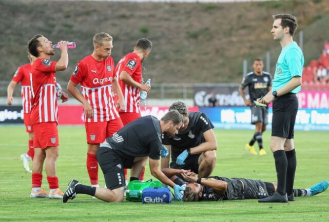 Marvin Senger (4, Duisburg) musste verletzt vom Feld. Foto: PICTURE POINT / Sven Sonntag