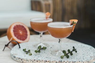 Sex on the Beack, Pina Colada oder Caipirinha zählen zu den beliebtesten Cocktails. Nutzt den Valentinstag, um aus eurer Küche eine Cocktailbar zu machen und gemeinsam neue Getränke auszuprobieren.