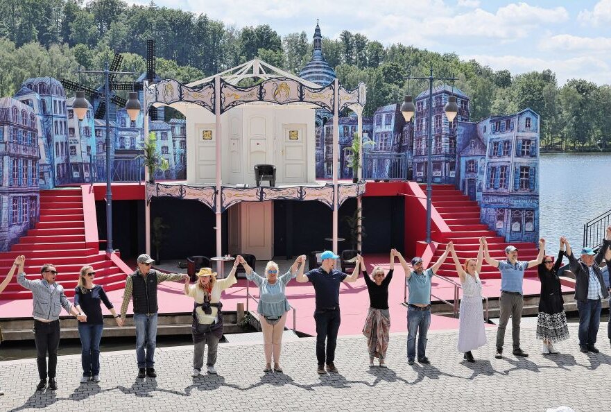 Die Proben für die Operette "Der Graf von Luxemburg" von Franz Lehár laufen auf vollen Touren auf der Seebühne Kriebstein. Zu den Aufführungen schlüpfen die Künstler dann in prächtige Kleider. Foto: Andrea Funke