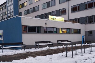 Zehn Radioprogramme im Chemnitzer Stadtgebiet nun auf DAB+ zu hören - Radio UNiCC ist direkt am Campus der TU Chemnitz, dem Thüringer Weg 3, gegenüber der Mensa zu finden. 