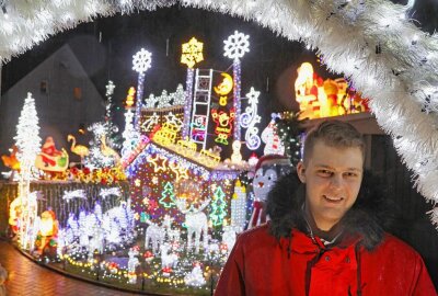 Zehn Wochen Aufbauzeit: Weihnachtshaus in Kuhschnappel leuchtet wieder - "Alle Jahre wieder" heißt es beim 21-jährigen Piet Ahnert im Garten. Foto: Andreas Kretschel
