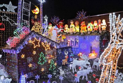 Zehn Wochen Aufbauzeit: Weihnachtshaus in Kuhschnappel leuchtet wieder - "Alle Jahre wieder" bei dem 21-jährigen Piet Ahnert im Garten. Foto: Andreas Kretschel