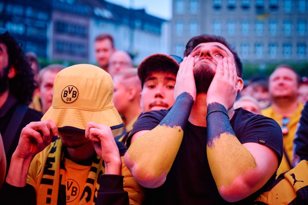 Zehntausende BVB-Fans verfolgen Niederlage daheim - Auf dem randvollen Hansaplatz in der Dortmunder Innenstadt verfolgten rund 7500 Menschen das Finale.