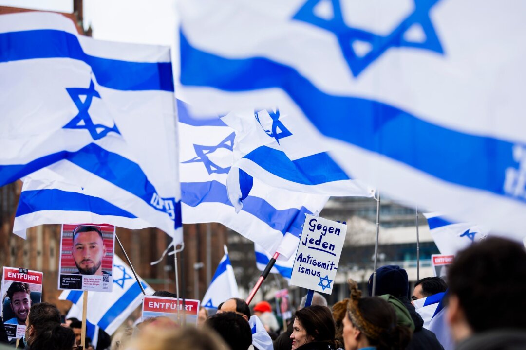 Zeiten der Angst, der Wut: Deutschland nach dem 7. Oktober - Menschen demonstrieren in Berlin mit Israelischen Fahnen gegen Antisemitismus und für Solidarität mit Israel.