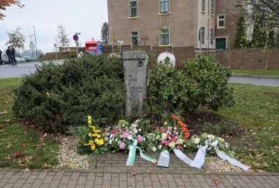 Zeitzeugin berichtet bei Rundgang in Hoheneck - Am Gedenkstein für die Opfer politischer Haft hat es zum Gedenken eine Kranzniederlegung gegeben. Foto: Ralf Wendland
