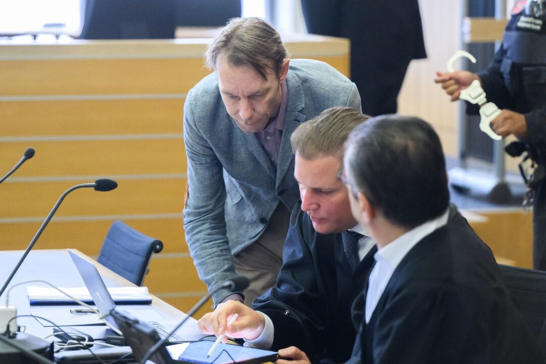 Zentraler Zeuge im Prozess gegen Christian B. im Fokus - Der Angeklagte Christian B. (l) im Landgericht Braunschweig neben seinen Anwälten.