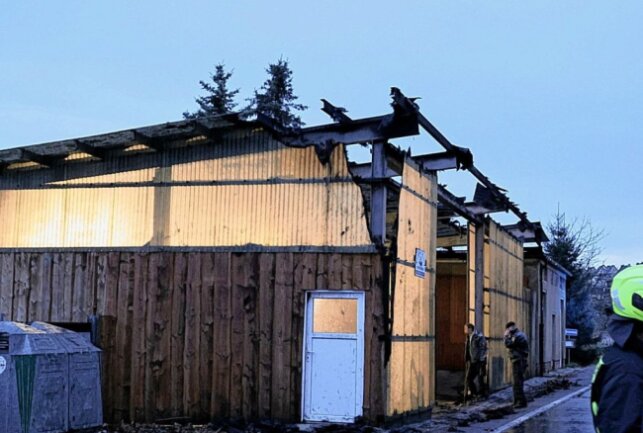 Zeugen gesucht: Brand in Oederaner Lagerhalle - In Oederan kam es am Freitag zu einem Lagerhallenbrand. Foto: Harry Härtel