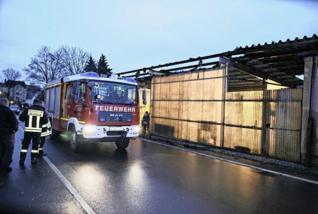Zeugen gesucht: Brand in Oederaner Lagerhalle - In Oederan kam es am Freitag zu einem Lagerhallenbrand. Foto: Harry Härtel