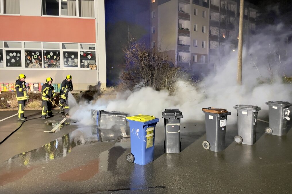 Zeugen gesucht: Mülltonnen brennen an Schneeberger Schulgebäude - In Schneeberg brennen Mülltonnen.