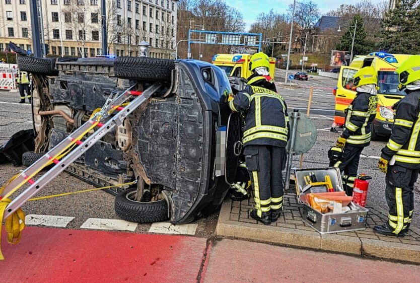 Zeugen gesucht: PKW überschlägt sich nach Kollision in Chemnitz - Ein schwerer Crash in Chemnitz forderte Verletzte und einen hohen Sachschaden. Foto: Harry Härtel