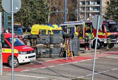 Zeugen gesucht: PKW überschlägt sich nach Kollision in Chemnitz - Ein schwerer Crash in Chemnitz forderte Verletzte und einen hohen Sachschaden. Foto: Harry Härtel