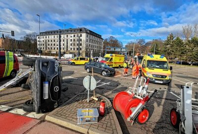 Zeugen gesucht: PKW überschlägt sich nach Kollision in Chemnitz - Ein schwerer Crash forderte Verletzte und einen hohen Sachschaden. Foto: Harry Härtel