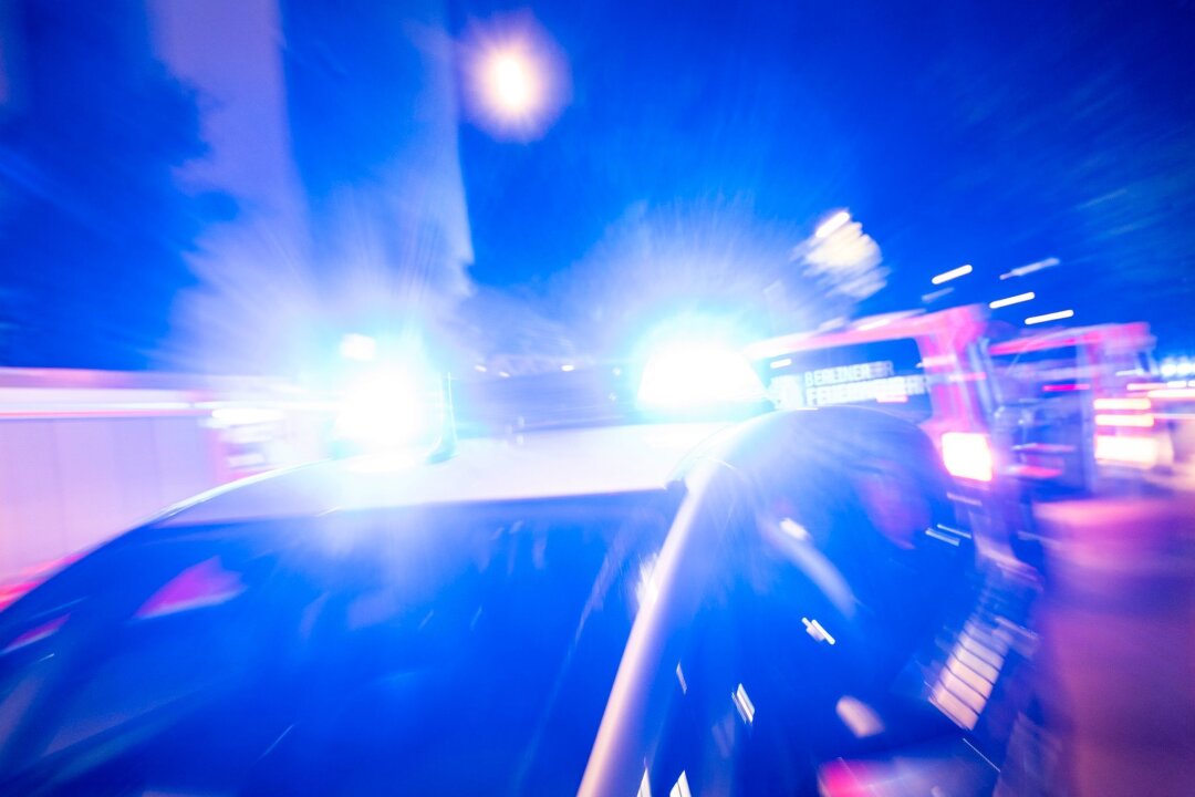 Zeugen gesucht: Zwei Männer bei Raubüberfällen in Zwickau verletzt - Ein Streifenwagen der Polizei steht mit Blaulicht an einem Einsatzort.