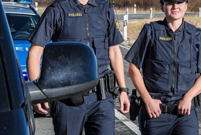 Zeugenaufruf nach Verkehrsunfall mit Fahrerflucht - Symbolfoto: Bayerische Polizei