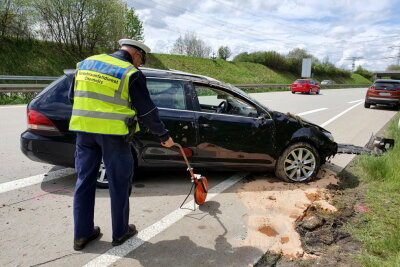 Zeugenaufruf: Unfallflucht trotz eines Verletzten - Der Fahrer des PKW VW wurde leicht verletzt. Foto: Harry Härtel/haertelpress