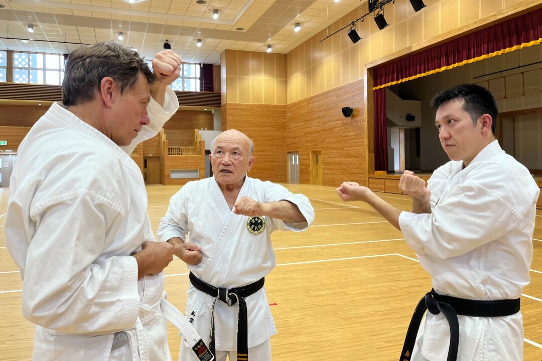 Ziegel, Ton und Plastik bricht: In der Urheimat des Karate - Noch nicht ganz kampfbereit: Unser Autor versucht sich in Okinawa in Karate.