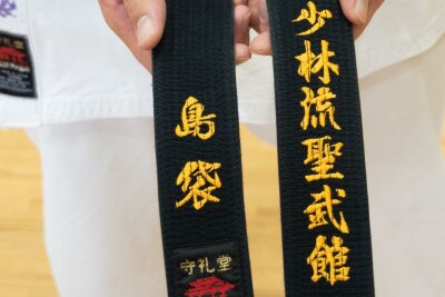Ziegel, Ton und Plastik bricht: In der Urheimat des Karate - Höchster Meistergrad im Karate: Zenei Shimabukuro zeigt seinen schwarzen Gürtel.