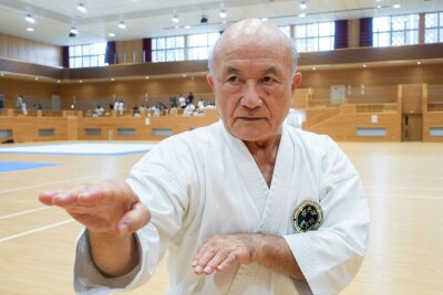 Ziegel, Ton und Plastik bricht: In der Urheimat des Karate - Meister Zenpo Shimabukuro hat auch mit 79 Jahren noch stählerne Muskeln.